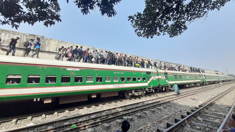 শেষ মুহূর্তে কমলাপুরে ভিড়, উত্তরের ট্রেনে ছাদেও যাত্রী