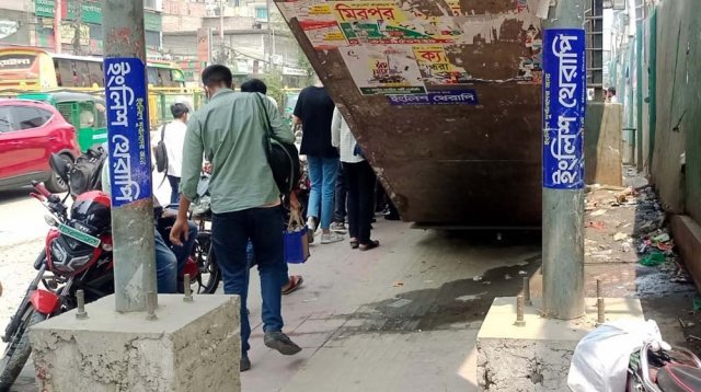 ফুটওভারব্রিজের নিচে মূত্রত্যাগ, দুর্গন্ধে নাকাল পথচারী