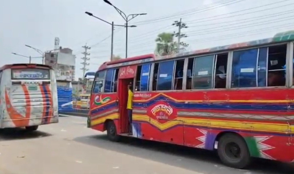 একই পথে বারবার বাসে লুট