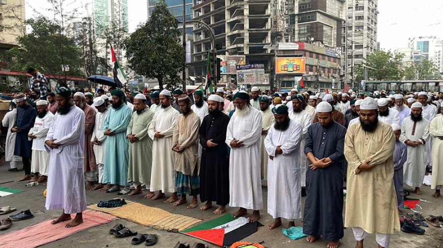 কাকরাইলের রাস্তায় নামাজ পড়লেন ‘মার্চ ফর গাজা’য় অংশ নেওয়া মুসল্লিরা