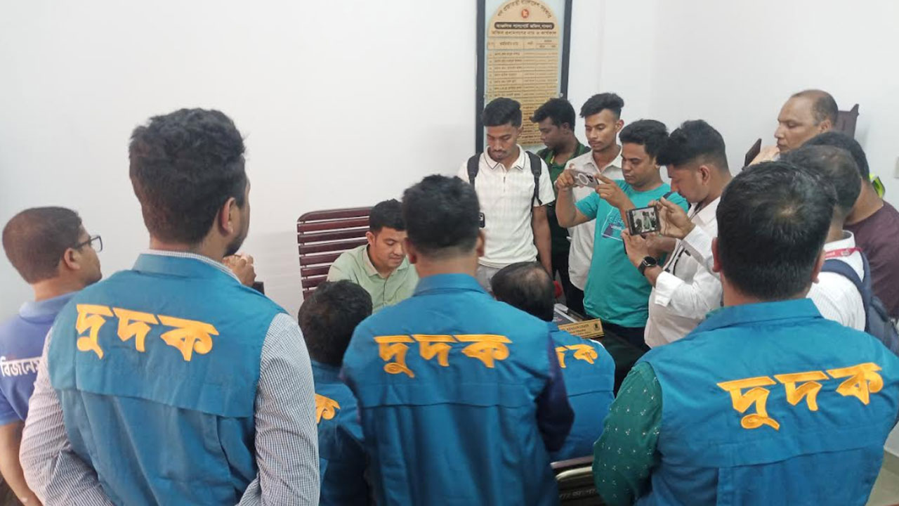 পাবনা পাসপোর্ট অফিসে প্রমাণ মিলেছে দালাল-আনসারের সখ্যতার, জড়িত কর্মকর্তারাও