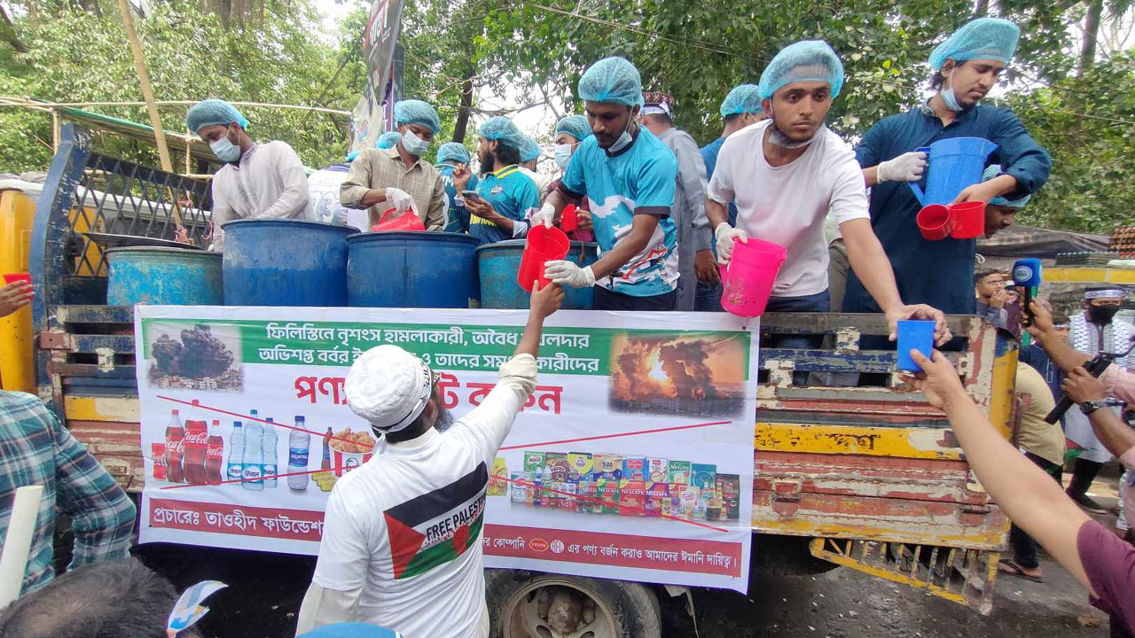 গরমে মিলছে স্বস্তি, বিনামূল্যে খাওয়ানো হচ্ছে পানি-শরবত
