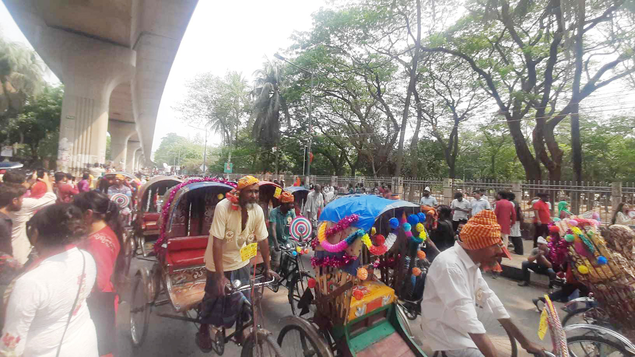 আনন্দ শোভাযাত্রায় কৃষক-রিকশাচালকদের প্রতিনিধি