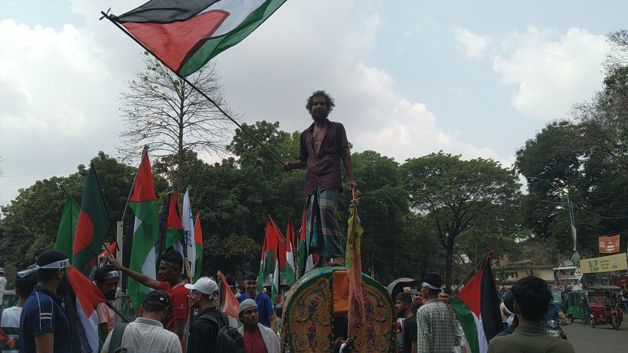 রিকশার ওপর দাঁড়িয়ে পতাকা উড়িয়ে ভালোবাসা প্রকাশ চালকের
