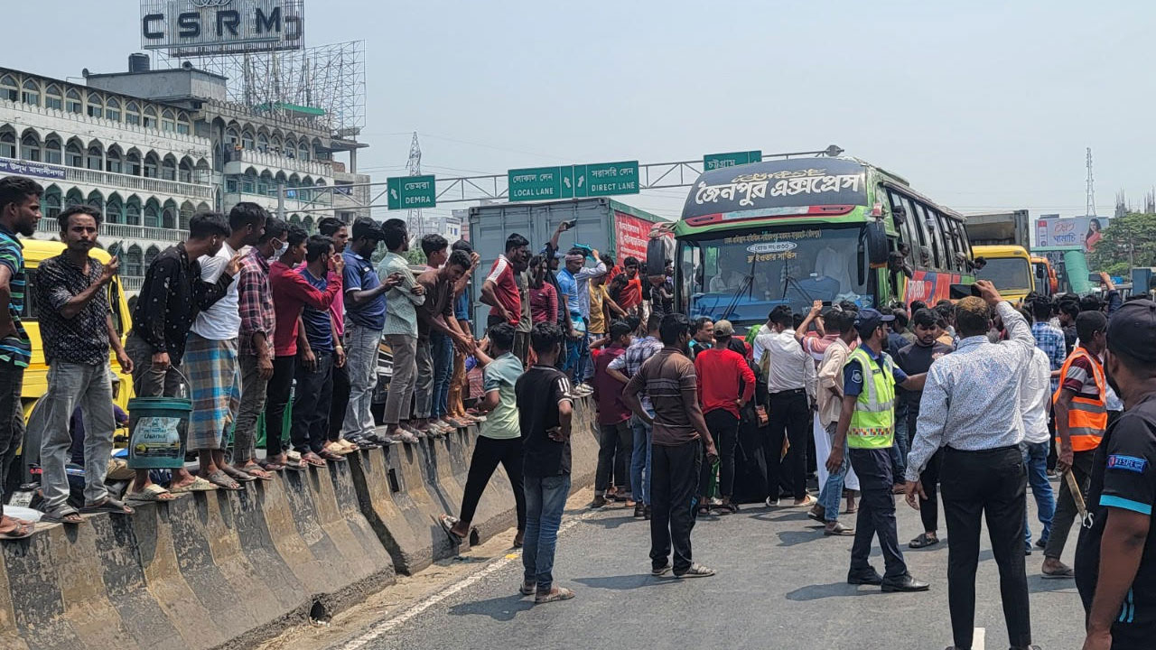 পোশাক শ্রমিকদের ঢাকা-চট্টগ্রাম মহাসড়ক অবরোধ