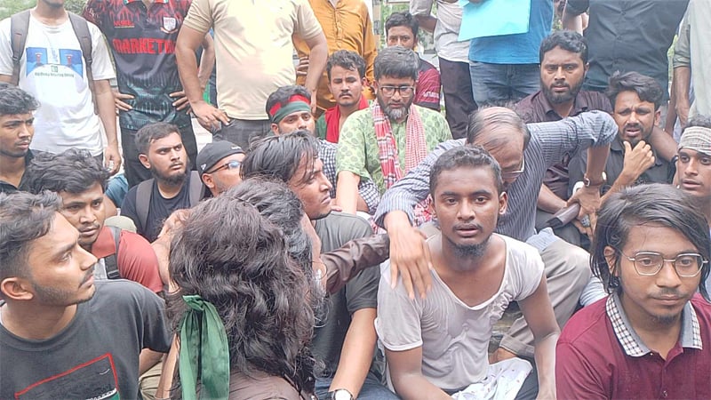 জবি শিক্ষার্থীদের লংমার্চে টিয়ারগ্যাস নিক্ষেপে সড়কে বসে পড়লেন প্রক্টর