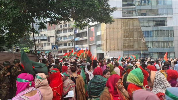 খালেদা জিয়াকে স্বাগত জানাতে বিমানবন্দরে নেতাকর্মীদের ঢল