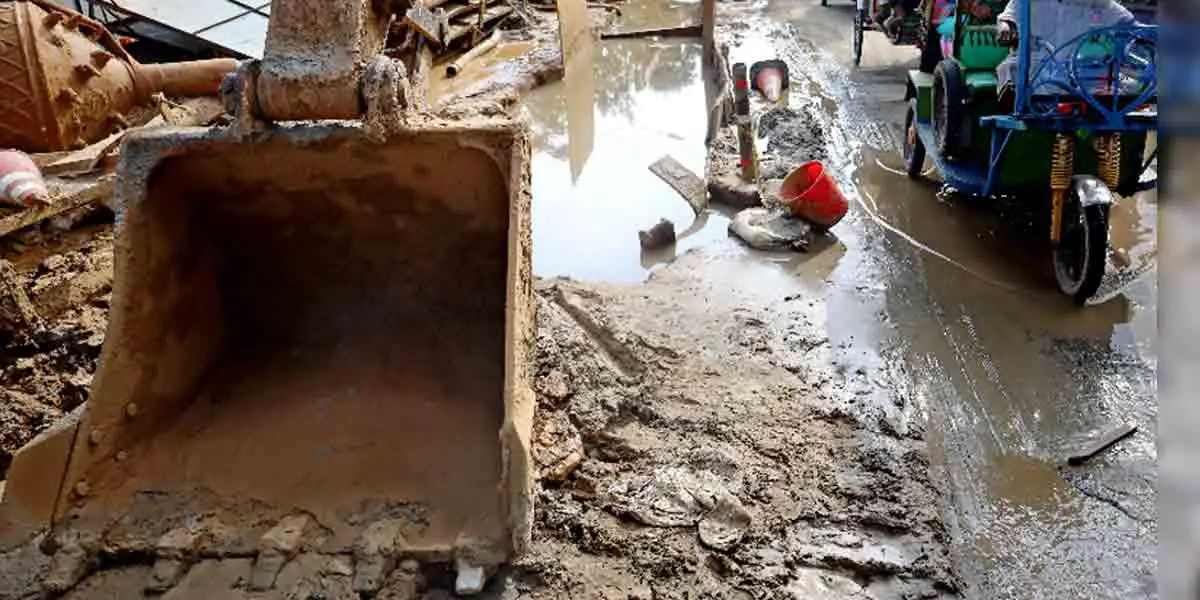 খুঁড়িয়ে চলছে নীলক্ষেত সড়কের কাজ