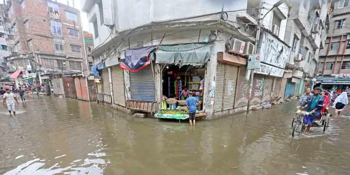 ভারী বর্ষণে রাজধানীতে জলাবদ্ধতা, সড়কে তৈরি হয়েছে গর্ত