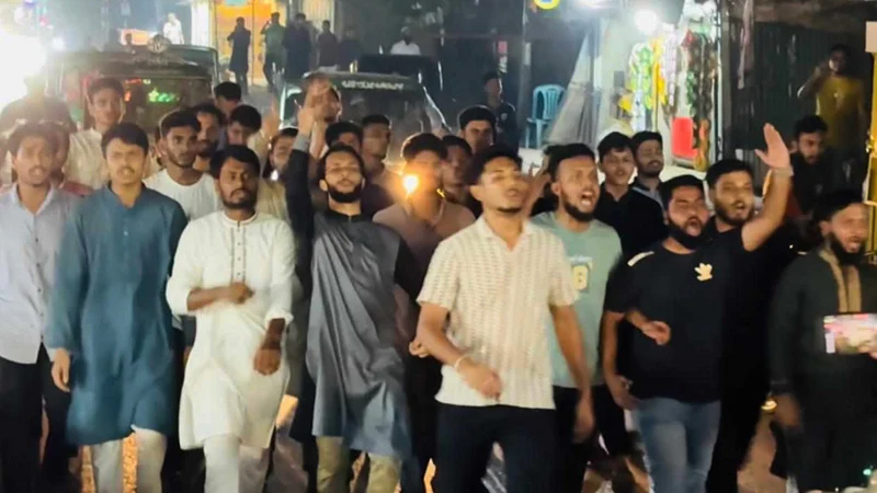 আ.লীগ নিষিদ্ধের দাবি, চট্টগ্রাম-কক্সবাজার মহাসড়কে বিক্ষোভ