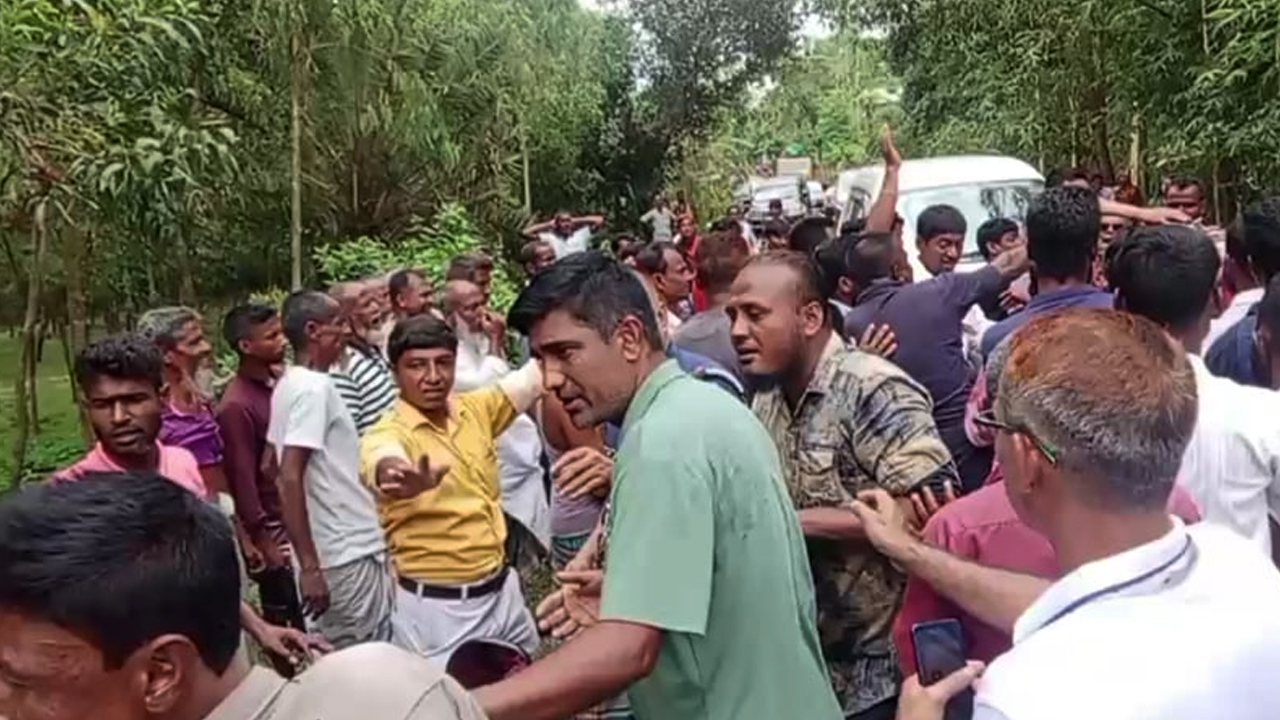 উপদেষ্টা রিজওয়ানার গাড়িবহরে হামলা