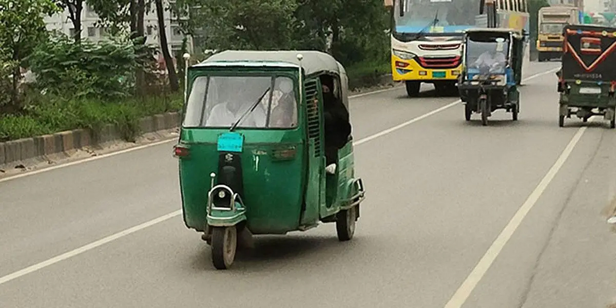 ঢাকা-চট্টগ্রাম মহাসড়কে মাসোহারা দিয়ে চলছে অবৈধ যান