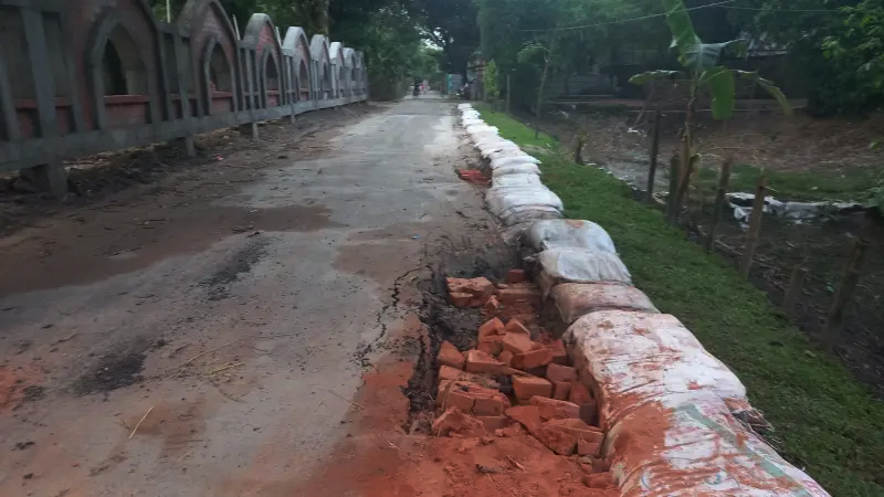 তেঁতুলিয়ায় নির্মাণের ১৫ দিনেই ভেঙেছে সড়ক, দায় এড়াচ্ছে ঠিকাদার ও এলজিইডি!