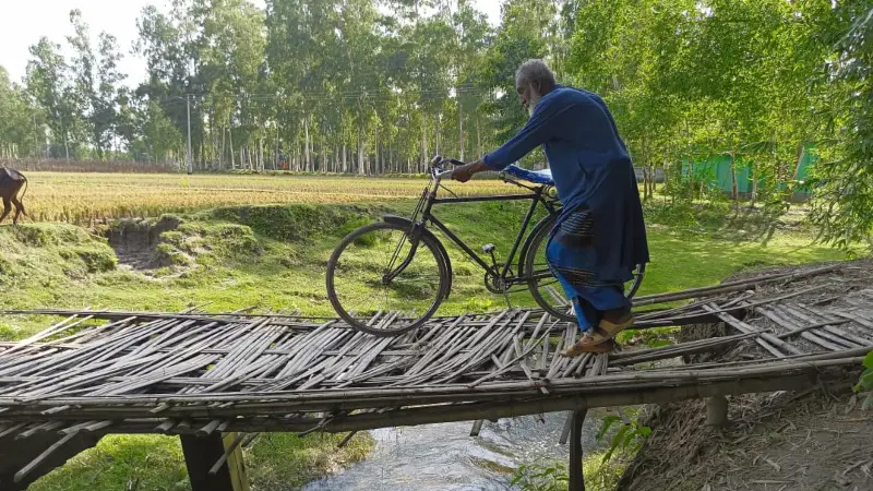 ফুলবাড়ীতে কালভার্ট ধসে পড়ায় যাতায়াতে ভোগান্তি