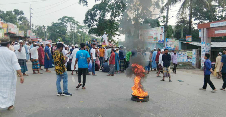 মহানবীকে (সা.) নিয়ে কটূক্তি: গ্রেফতার দাবিতে থানা ঘেরাও-সড়ক অবরোধ