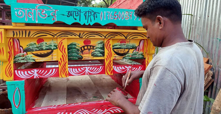 গান গেয়ে অটোরিকশায় নকশা আঁকে তোফা