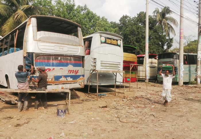 টাঙ্গাইলে ফিটনেসবিহীন বাসে সাজ-সজ্জার ধুম