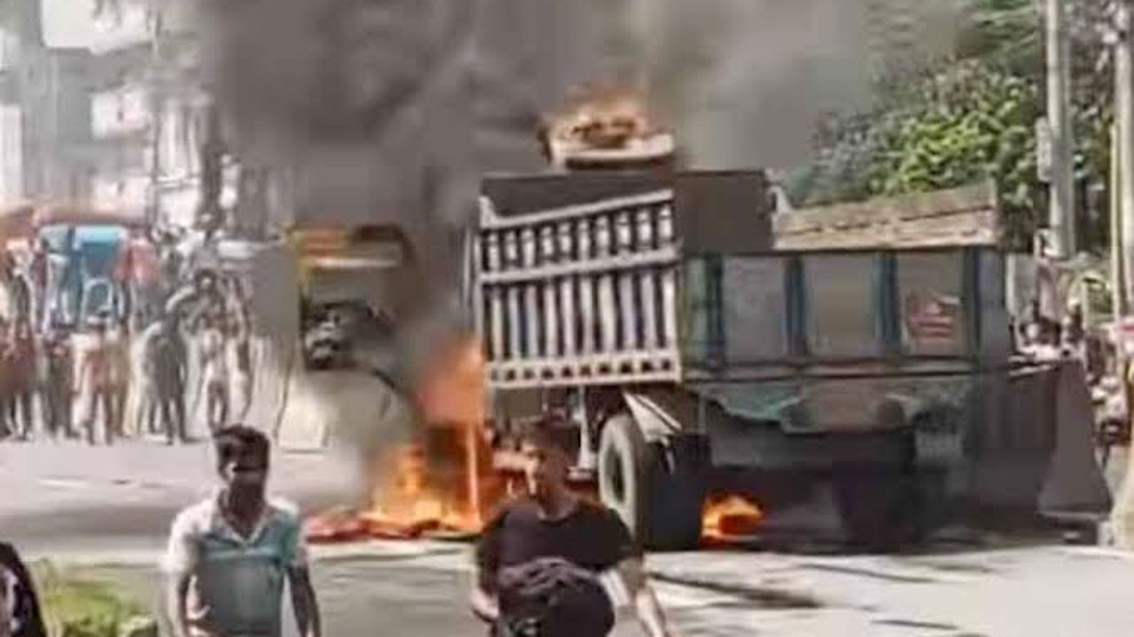 ট্রাকচাপায় দুই শ্রমিক নিহত, ক্ষোভে ট্রাকে জনতার আগুন