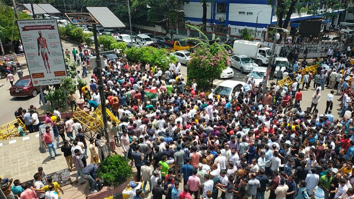মৎস্য ভবন মোড়ে ইশরাকের সমর্থদের অবস্থান, যান চলাচল বন্ধ