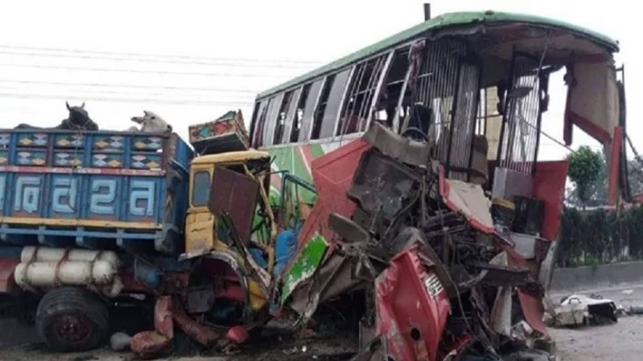 সাভারে বাসের পেছনে ট্রাকের ধাক্কা, নিহত ২