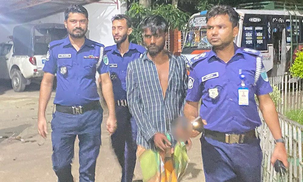 চলন্ত বাসে কলেজছাত্রীকে সংঘবদ্ধ ধর্ষণের অভিযোগ, চালক আটক