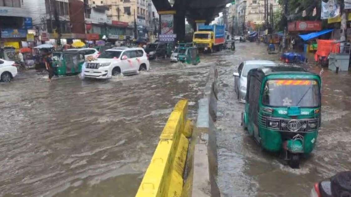 থেমে থেমে বৃষ্টি, চট্টগ্রামের বিভিন্ন এলাকায় জলাবদ্ধতা