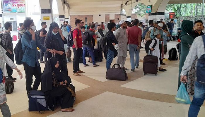 কমলাপুরে ভিড় বাড়লেও যাত্রীদের স্বস্তি