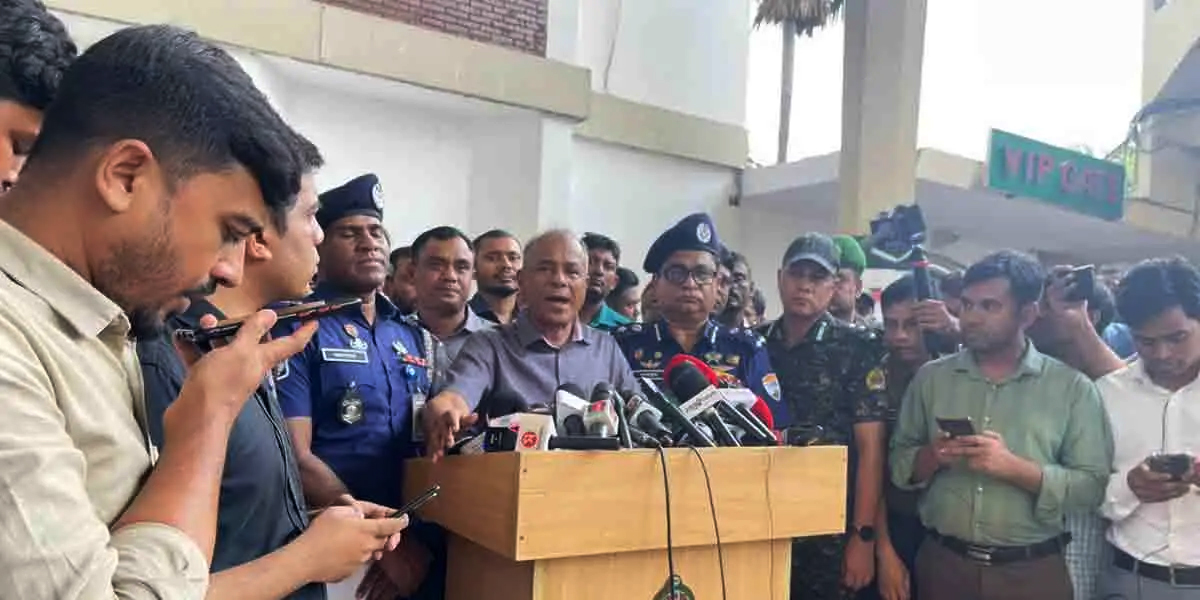 এবার রেলের টিকিটে কোনো কালোবাজারি হয়নি: স্বরাষ্ট্র উপদেষ্টা