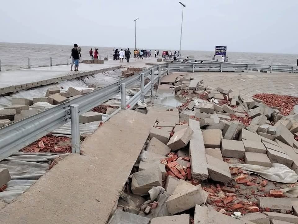 দুইমাসের মাথায় সীতাকুণ্ডের বাঁশবাড়িয়া ফেরিঘাট সড়ক  ঢেউয়ের আঘাতে লণ্ডভণ্ড
