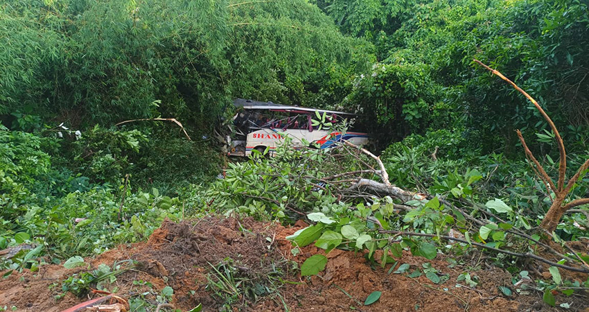 রামগড়ে ১০০ ফুট গভীর খাদে পড়ে গেল বাস