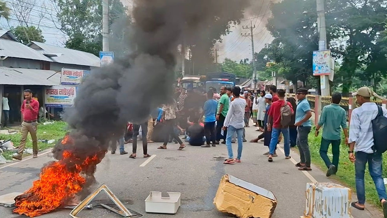 শরীয়তপুরে ছাত্রদলের কমিটি বাতিলের দাবিতে টায়ার জ্বালিয়ে সড়ক অবরোধ
