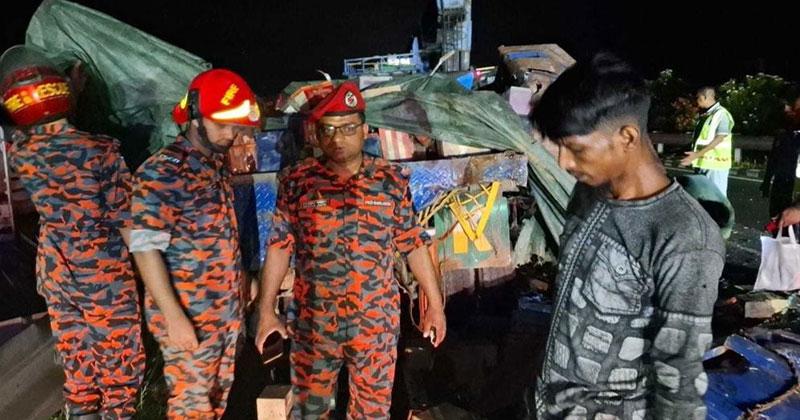 ঢাকা-মাওয়া এক্সপ্রেসওয়েতে বাস-ট্রাক সংঘর্ষে নিহত ৪, আহত ১৫