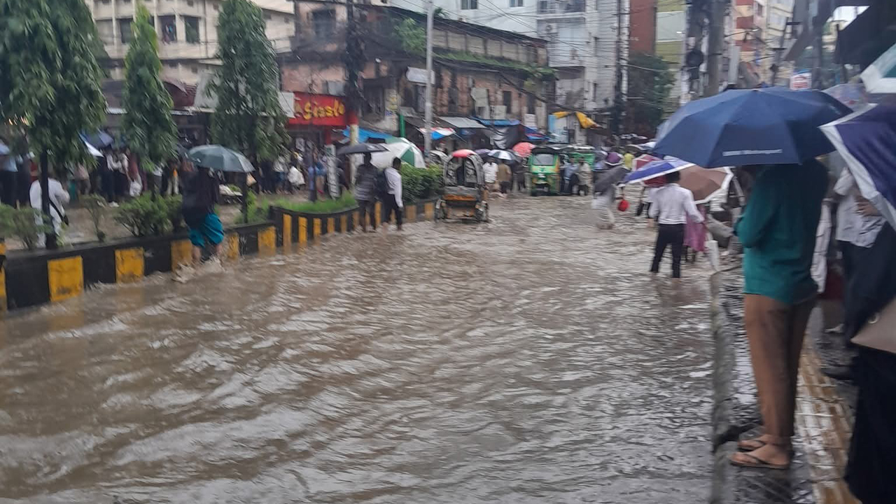 চট্টগ্রামে টানা বৃষ্টিতে জলাবদ্ধতা, যানজটে বেড়েছে দুর্ভোগ