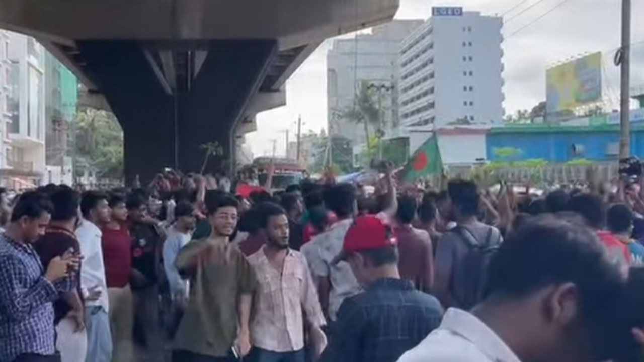 চট্টগ্রামে শিক্ষা উপদেষ্টার পদত্যাগ দাবিতে সড়ক অবরোধ