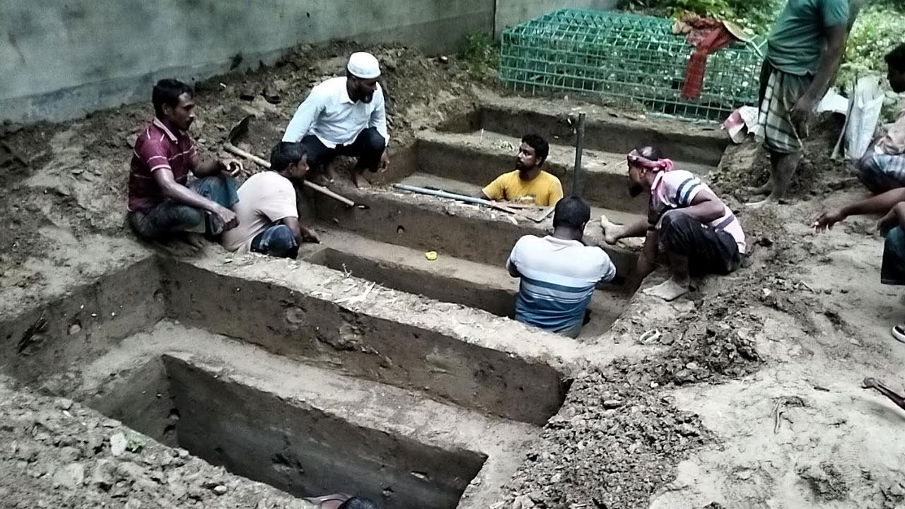 একই পরিবারের চারজনের একসঙ্গে জানাজা, পাশাপাশি দাফন