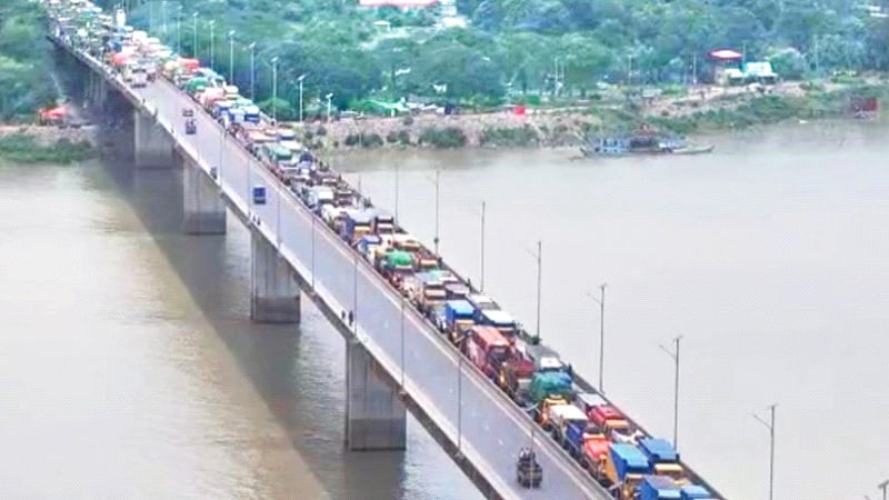 যানজট: উপদেষ্টার গাড়ি এক সেতুতে দুই ঘণ্টা