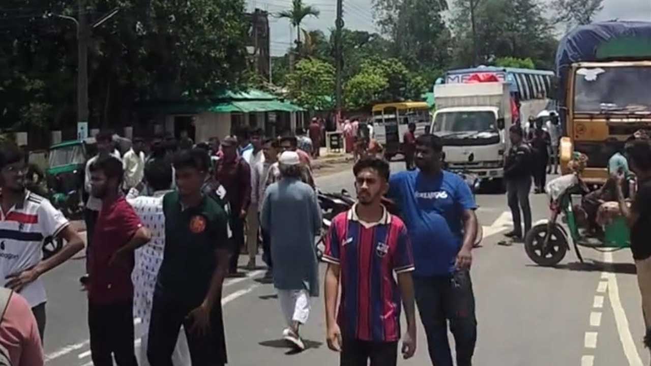 টায়ার জ্বালিয়ে চট্টগ্রাম-কক্সবাজার মহাসড়ক অবরোধ বৈষম্যবিরোধীদের