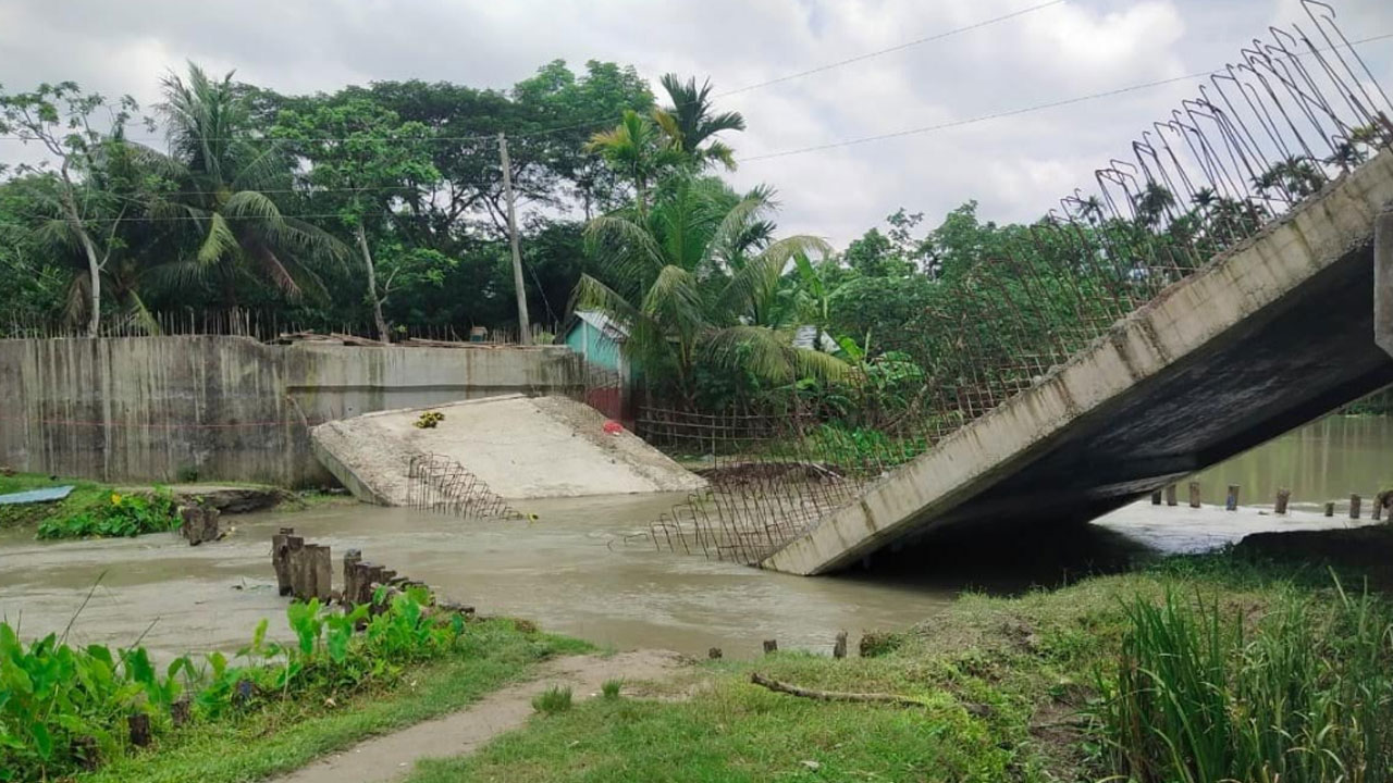 পৌনে ৬ কোটি টাকার সেতু ভেঙে পড়ল কাজ শেষ হওয়ার আগেই
