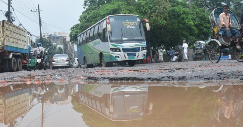 টানা বৃষ্টিতে বেহাল চট্টগ্রামের সড়ক