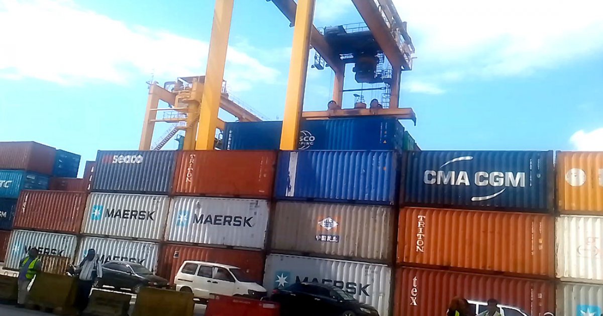 চট্টগ্রাম বন্দরে পড়ে আছে ‘বিপজ্জনক’ তিন শতাধিক কনটেইনার