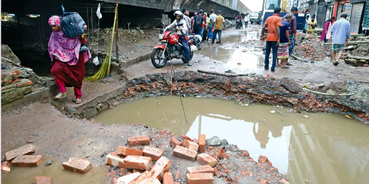 যাত্রাবাড়ী-ধোলাইপাড় সড়ক যেন মৃত্যুকূপ, ঝুঁকিতে লাখো মানুষ