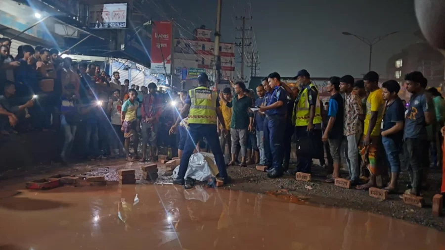 উল্টোপথে অটোরিকশা, লরিচাপায় প্রাণ গেল নারী-শিশুসহ তিনজনের
