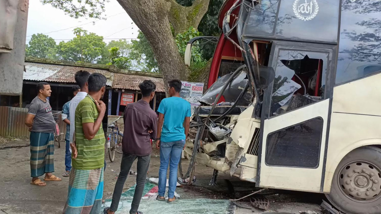 মহেশপুরে বাস-ট্রাকের সংঘর্ষ, ১৫ জন আহত