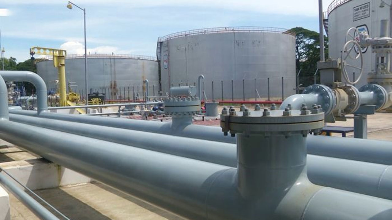 জ্বালানি তেল পাইপলাইনের ট্যাংকারে পানি, প্রথম চালানেই বড় ঘাটতি