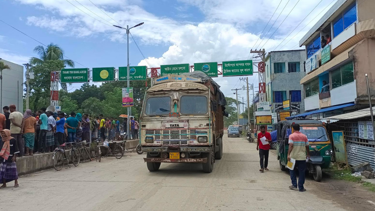 ভোমরা দিয়ে ৫৭ কোটি টাকার আদা আমদানি, কেজিতে কমেছে ৫০ টাকা