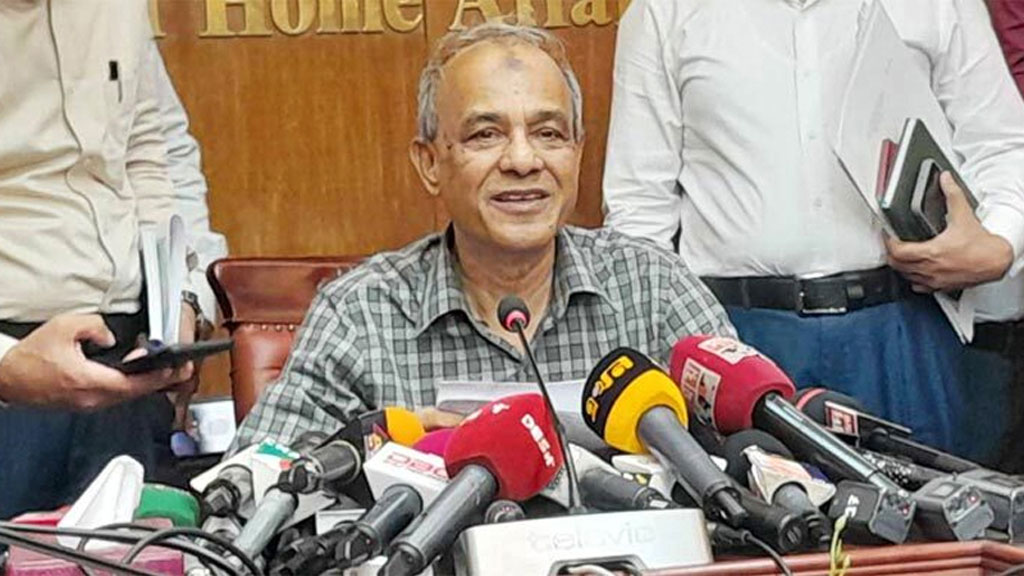 দৈনিক রাস্তা বন্ধ করে যাতায়াত, গাজীপুরের পুলিশ কমিশনারকে শোকজ