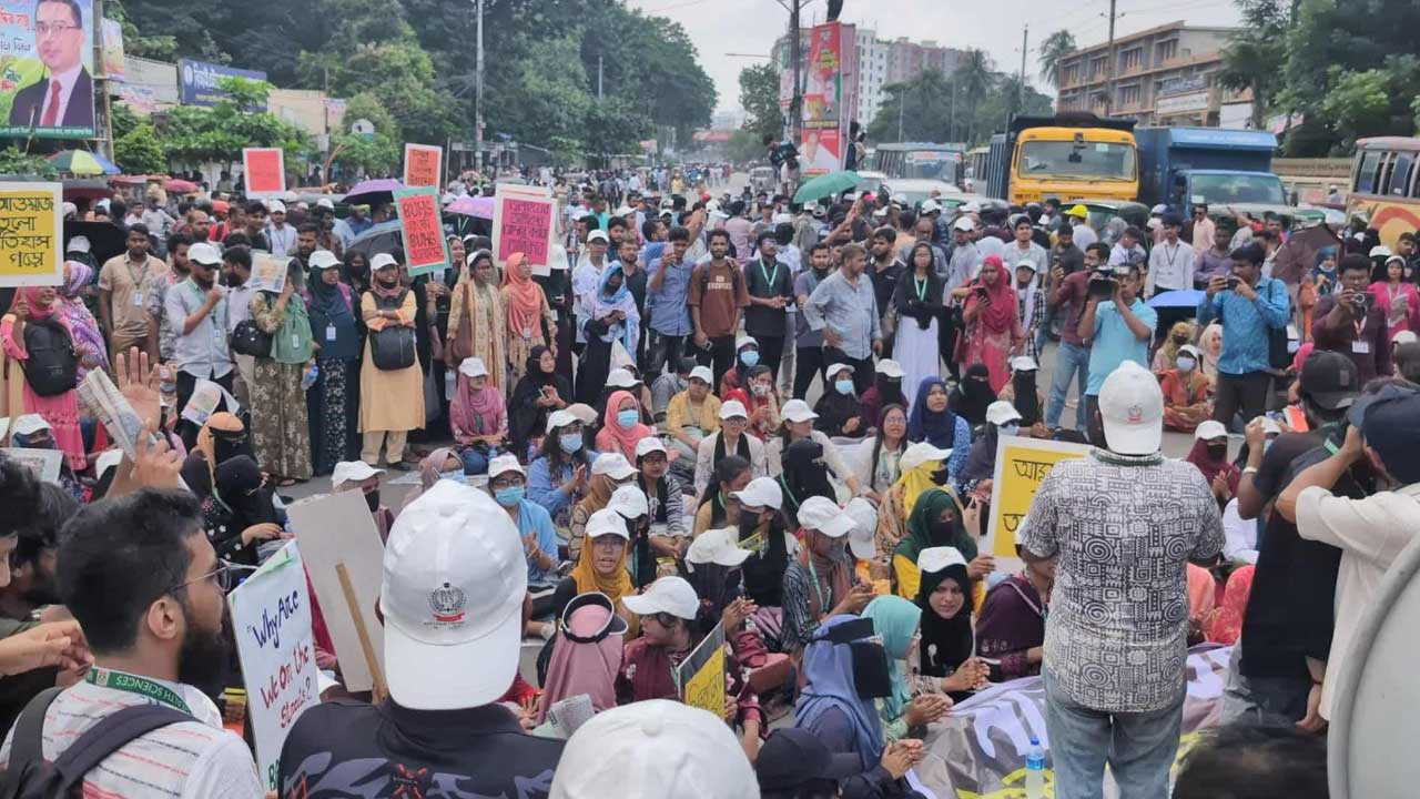 আল্টিমেটাম দিয়ে সড়ক ছাড়লেন শিক্ষার্থীরা