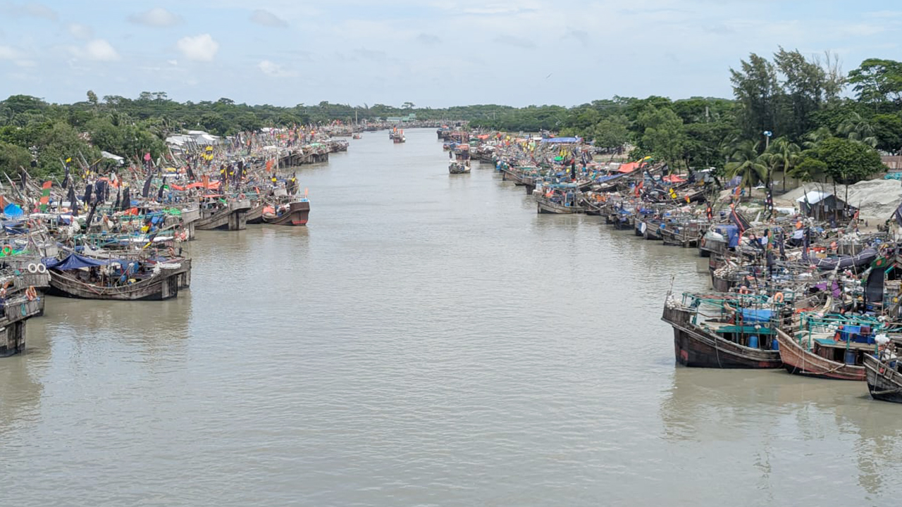 নিম্নচাপের প্রভাবে উত্তাল সাগর, ঘাটে ফিরেছে হাজারো ট্রলার