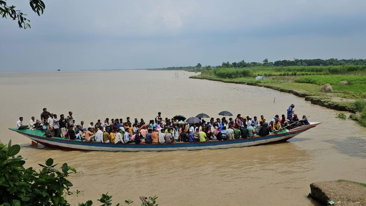 উত্তাল পদ্মায় ঝুঁকি নিয়ে নদী পার হয় রাজবাড়ীর চরাঞ্চলের হাজারো মানুষ