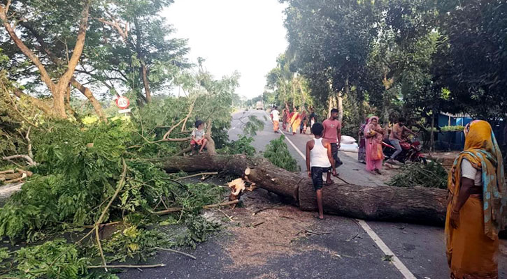 ফরিদপুরে টানা তিন দিনের মতো সড়ক অবরোধ, অচল যোগাযোগ ব্যবস্থা